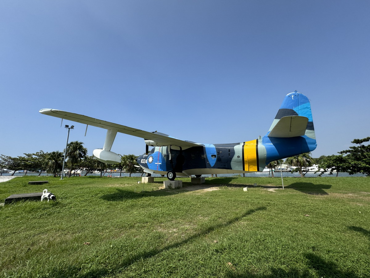 【台南安平區旅遊】林默娘公園國軍除役軍機陳列：保衛台海老兵退休之處 F-104A、HU-16、S-2A Tracker、T-33A、S-70C、T-28A 6614