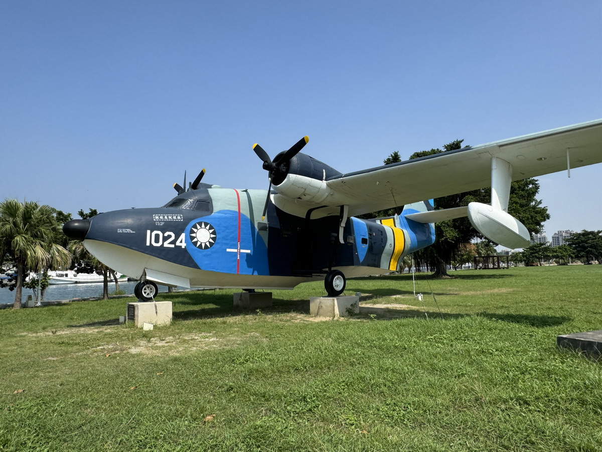 【台南安平區旅遊】林默娘公園國軍除役軍機陳列：保衛台海老兵退休之處 F-104A、HU-16、S-2A Tracker、T-33A、S-70C、T-28A 6614