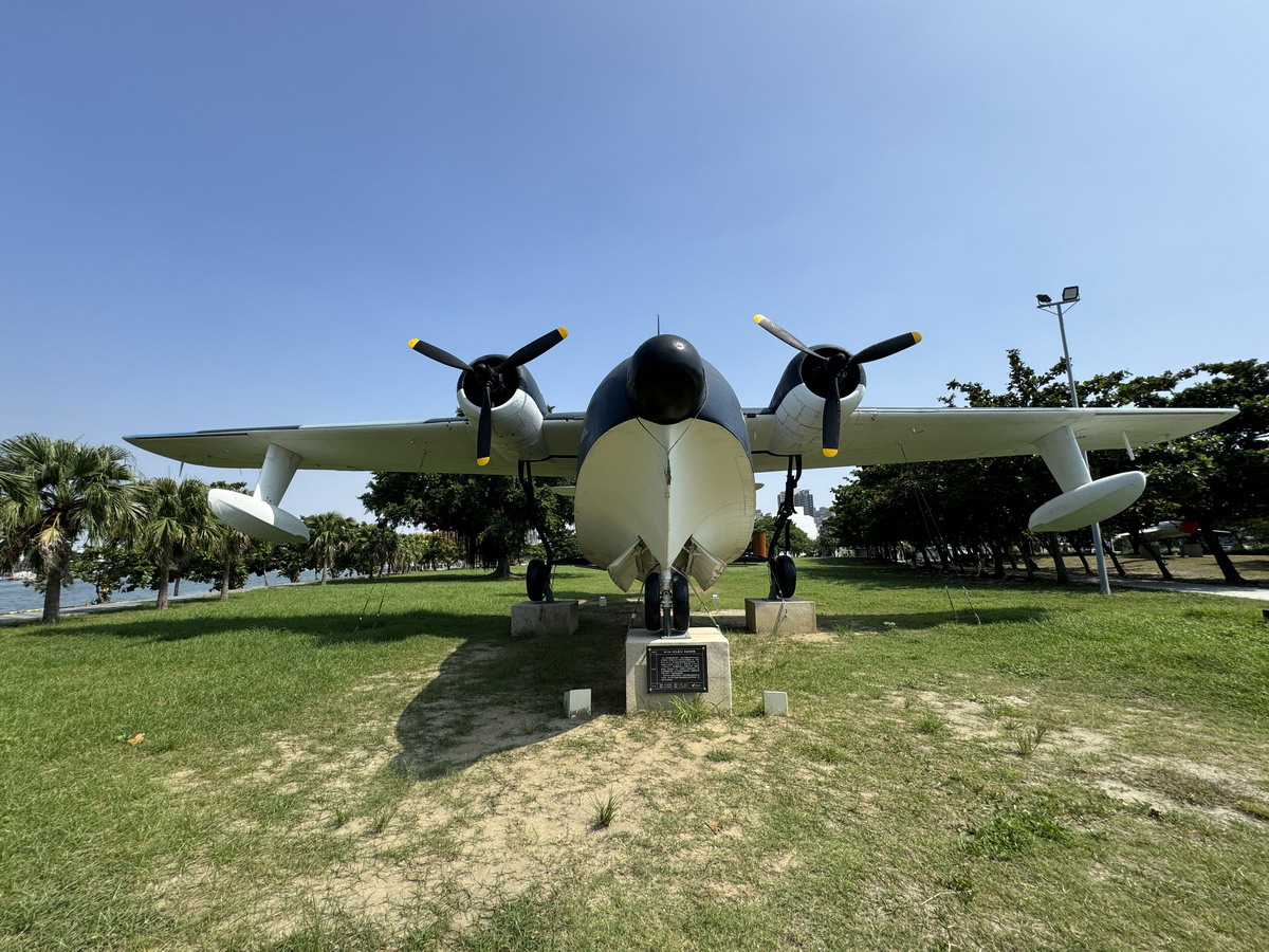 【台南安平區旅遊】林默娘公園國軍除役軍機陳列：保衛台海老兵退休之處 F-104A、HU-16、S-2A Tracker、T-33A、S-70C、T-28A 6614