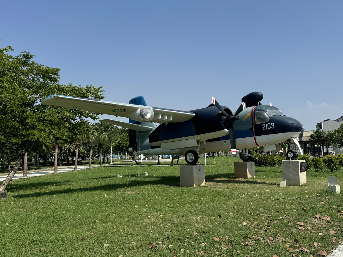 【台南安平區旅遊】林默娘公園國軍除役軍機陳列：保衛台海老兵退休之處 F-104A、HU-16、S-2A Tracker、T-33A、S-70C、T-28A 6614