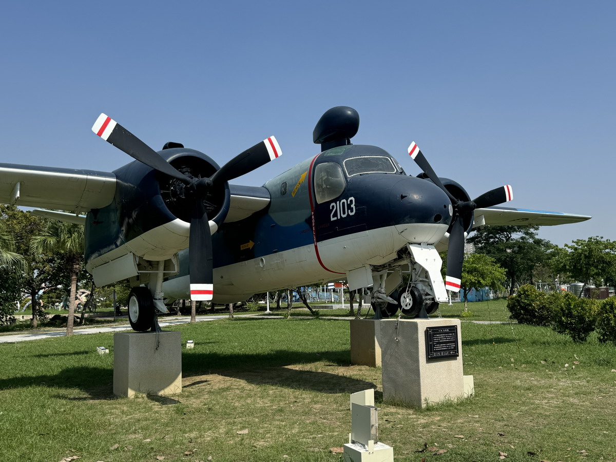 【台南安平區旅遊】林默娘公園國軍除役軍機陳列：保衛台海老兵退休之處 F-104A、HU-16、S-2A Tracker、T-33A、S-70C、T-28A 6614