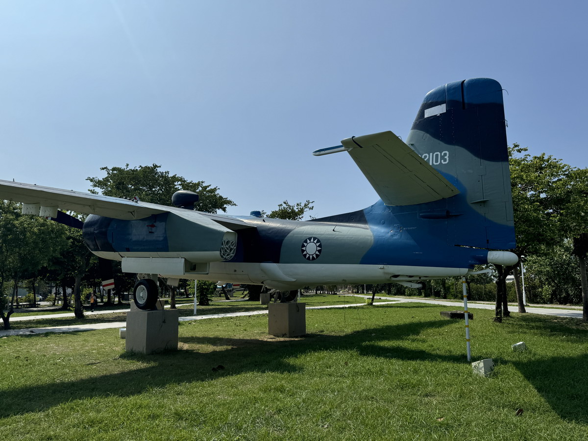 【台南安平區旅遊】林默娘公園國軍除役軍機陳列：保衛台海老兵退休之處 F-104A、HU-16、S-2A Tracker、T-33A、S-70C、T-28A 6614