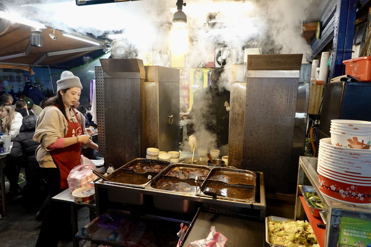 【台北南機場夜市美食】曉迪筒仔米糕：夜市小攤主打筒仔米糕，其實滷肉飯才是本體，真的是被米糕耽誤的滷肉飯 6616