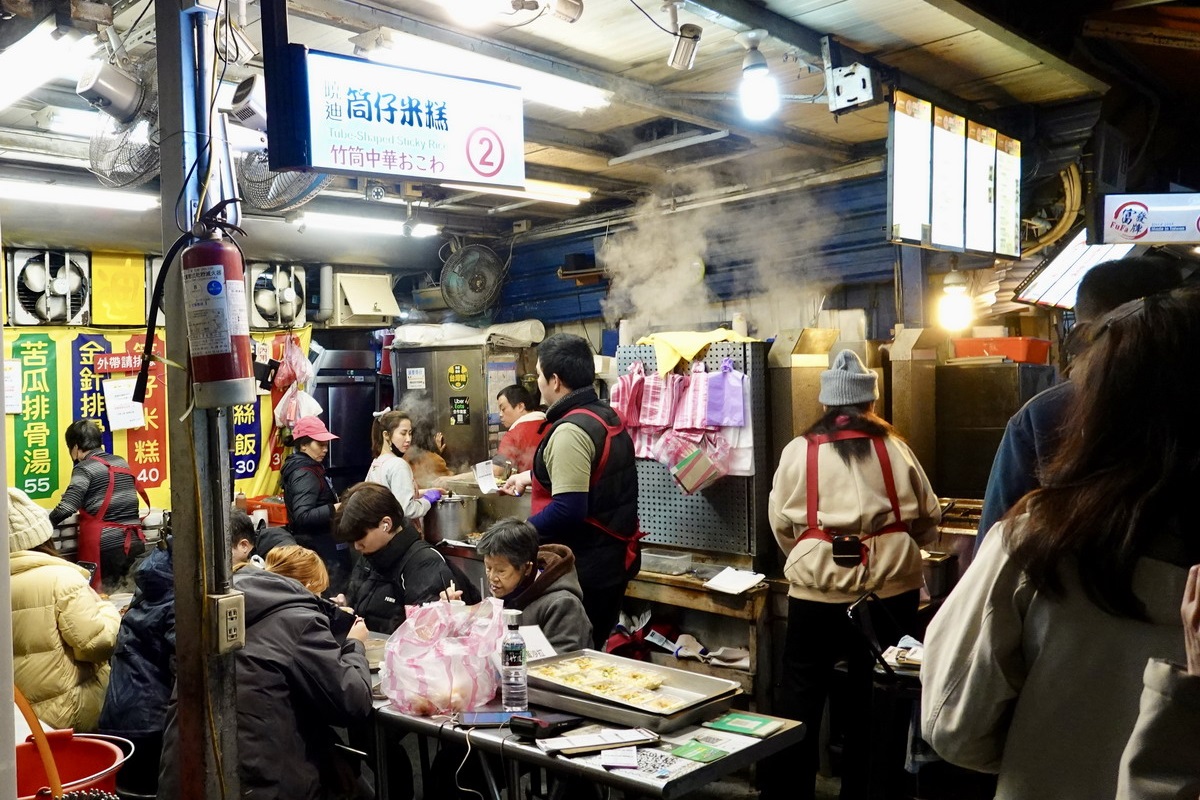 【台北南機場夜市美食】曉迪筒仔米糕：夜市小攤主打筒仔米糕，其實滷肉飯才是本體，真的是被米糕耽誤的滷肉飯 6616