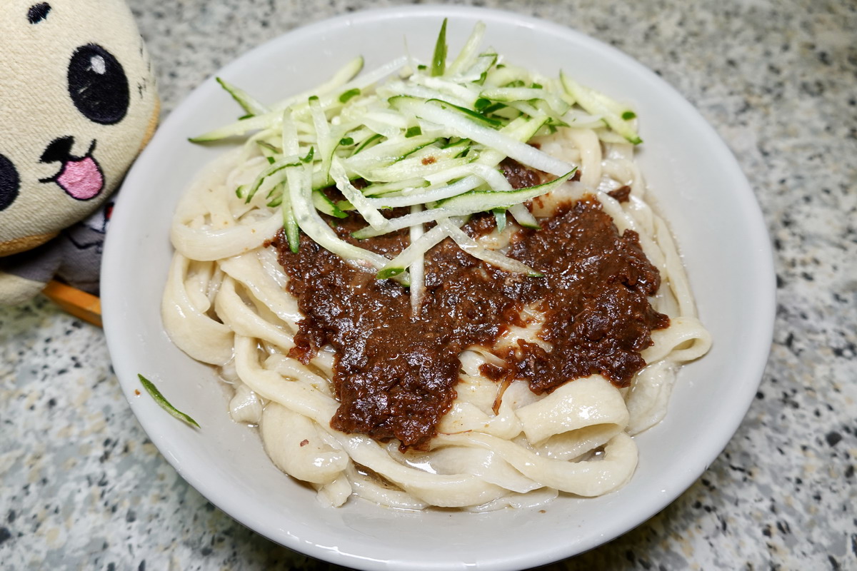 【台北大安站美食】王家刀切麵：大塊滷豬腳配上帶咬勁兒的刀切炸醬麵，飽足 6619