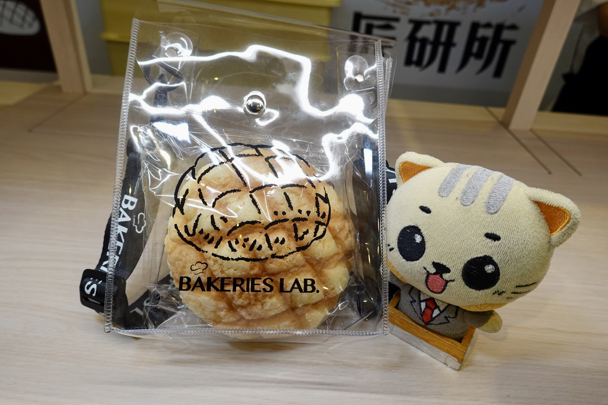 【台北車站美食】釛 匠研所 Bakeries Lab.：時尚菠蘿背包讓吃麵包變得時髦，列車包裝黃金吐司太吸睛，日本麵包店來台好吃又有噱頭，想吃動作要快