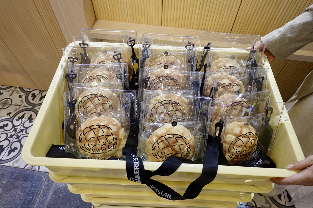 【台北車站美食】釛 匠研所 Bakeries Lab.：時尚菠蘿背包讓吃麵包變得時髦，列車包裝黃金吐司太吸睛，日本麵包店來台好吃又有噱頭，想吃動作要快