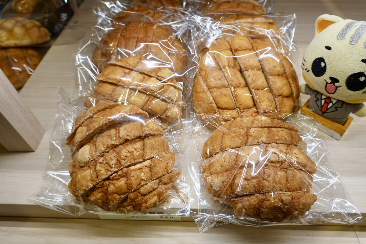 【台北車站美食】釛 匠研所 Bakeries Lab.：時尚菠蘿背包讓吃麵包變得時髦，列車包裝黃金吐司太吸睛，日本麵包店來台好吃又有噱頭，想吃動作要快