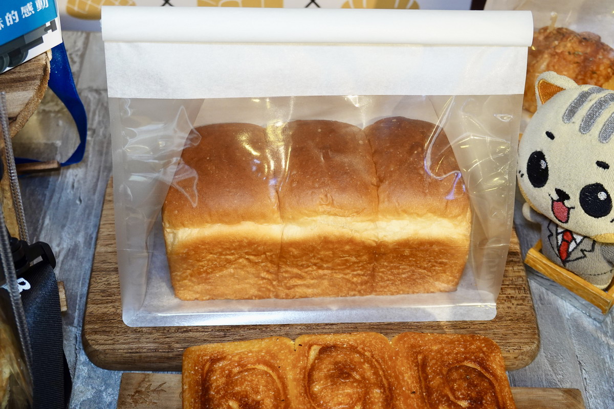 【台北車站美食】釛 匠研所 Bakeries Lab.：時尚菠蘿背包讓吃麵包變得時髦，列車包裝黃金吐司太吸睛，日本麵包店來台好吃又有噱頭，想吃動作要快