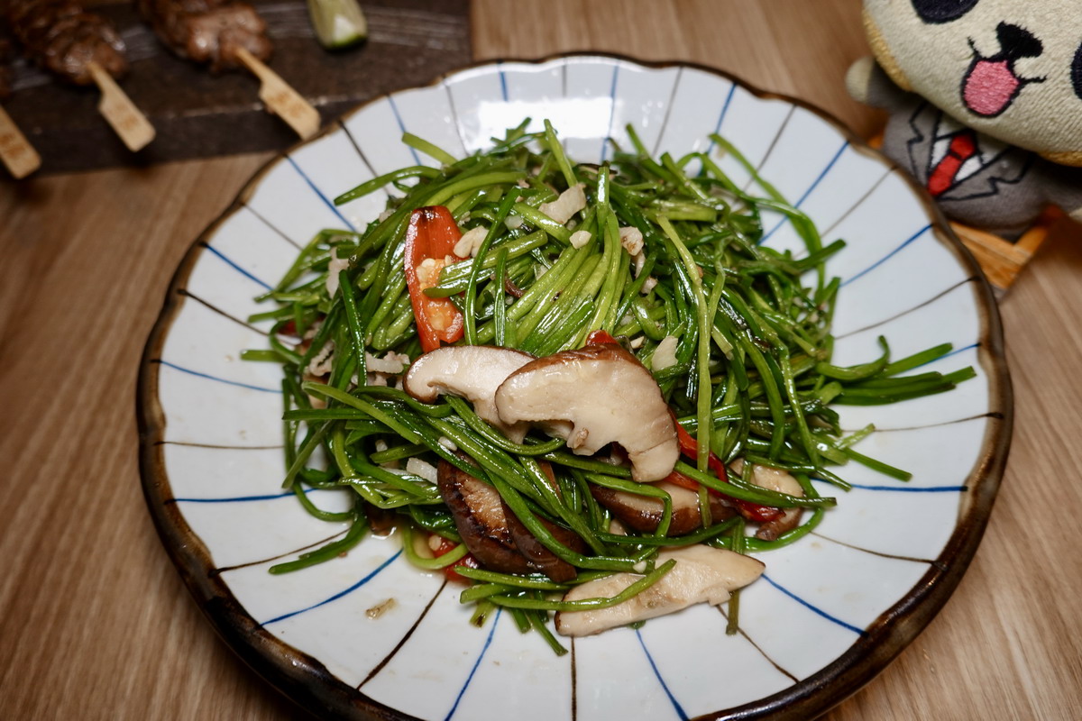 【台北忠孝復興站美食】燒鳩刺身•串燒•夜食居酒屋：打著「燈籠」的美味居酒屋，享受串燒之王「燈籠」的爆漿口感，高CP值經濟實惠，晚餐吃到宵夜 6639