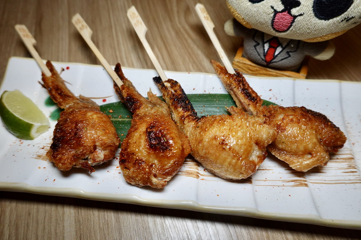 【台北忠孝復興站美食】燒鳩刺身•串燒•夜食居酒屋：打著「燈籠」的美味居酒屋，享受串燒之王「燈籠」的爆漿口感，高CP值經濟實惠，晚餐吃到宵夜 6639