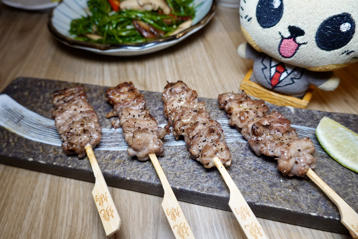 【台北忠孝復興站美食】燒鳩刺身•串燒•夜食居酒屋：打著「燈籠」的美味居酒屋，享受串燒之王「燈籠」的爆漿口感，高CP值經濟實惠，晚餐吃到宵夜 6639