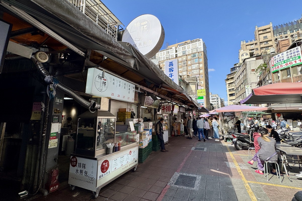 【台北中山國小站美食】排隊水煎包 2025：餡料飽滿、用心製作的水煎包新星，晴光市場商圈必吃銅版美食，當輕食或下午茶都很棒，還有隱藏口味泡菜豬肉包 6680