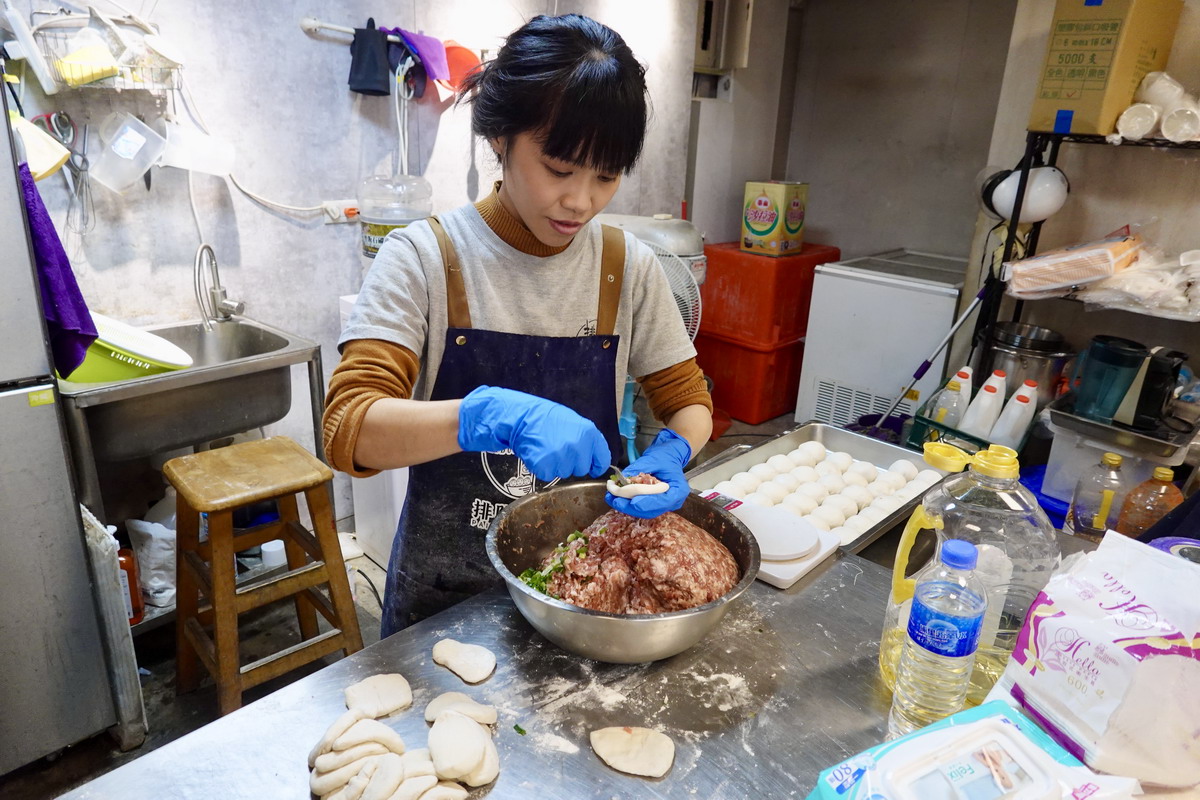 【台北中山國小站美食】排隊水煎包 2025：餡料飽滿、用心製作的水煎包新星，晴光市場商圈必吃銅版美食，當輕食或下午茶都很棒，還有隱藏口味泡菜豬肉包 6680