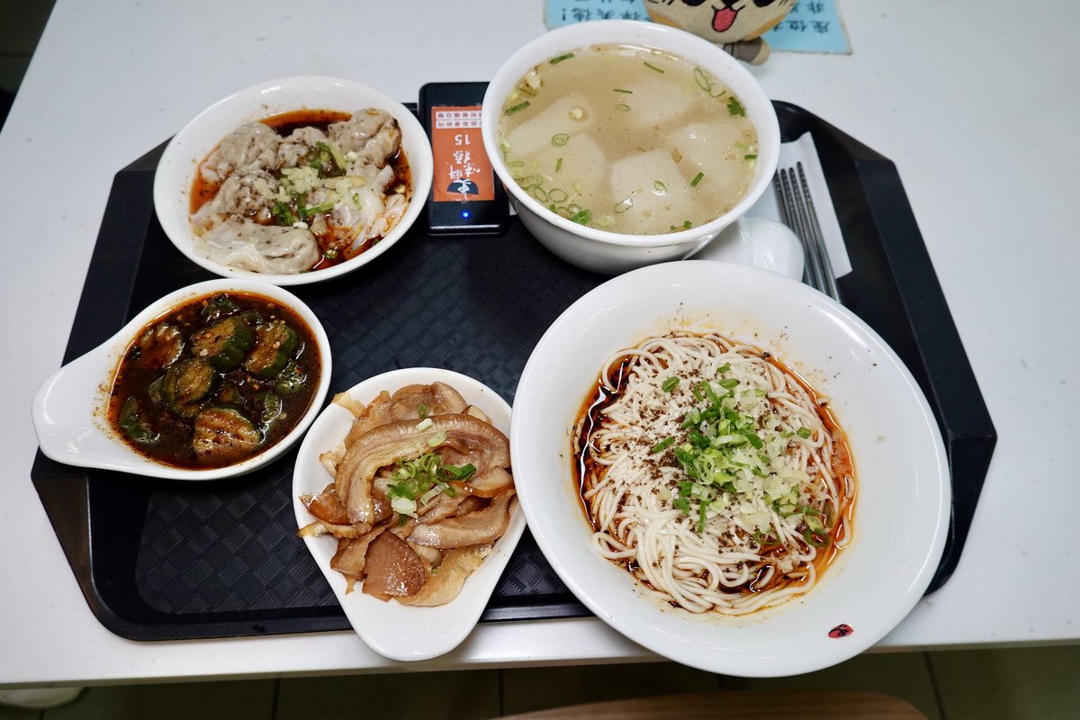 【台北中正紀念堂美食】史料味極 2025：南門市場熱門店，史記正宗牛肉麵分支，冰糖蹄花、擔擔麵、紅油抄手 6722