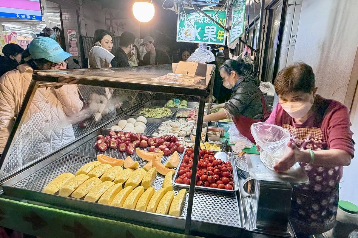 【台北信義安和站美食】臨江街夜市50年阿婆高級現切水果 2026：「輝達」黃仁勳大推的夜市水果攤 7188