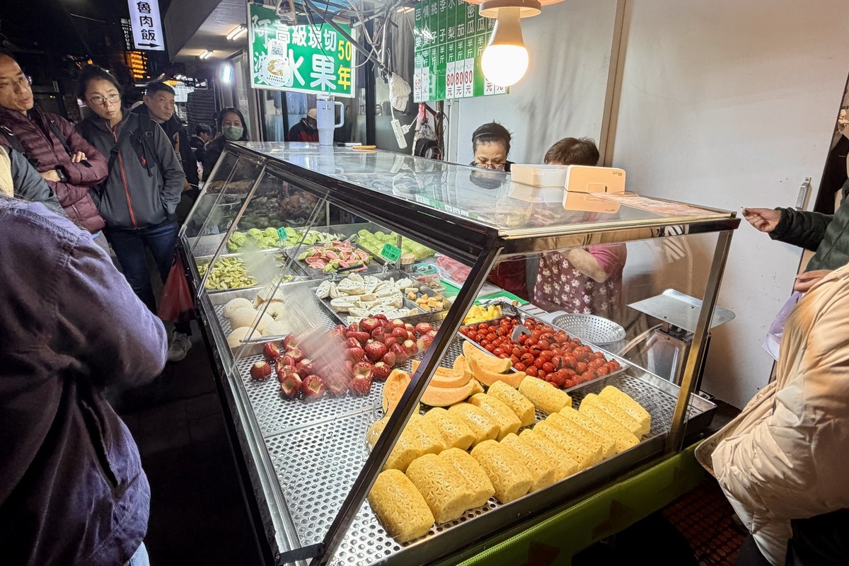 【台北信義安和站美食】臨江街夜市50年阿婆高級現切水果 2026：「輝達」黃仁勳大推的夜市水果攤 7188