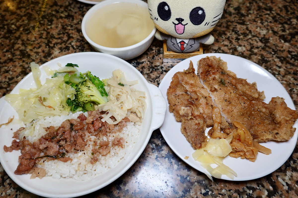 【台北西門站美食】東一排骨台北總店 2026:最貴的排骨飯!70年代夜總會般浮誇裝潢的排骨飯名店,進去以為走錯棚 6700 【台北西門站美食】東一排骨台北總店 2026:最貴的排骨飯!70年代夜總會般浮誇裝潢的排骨飯名店,進去以為走錯棚 6700