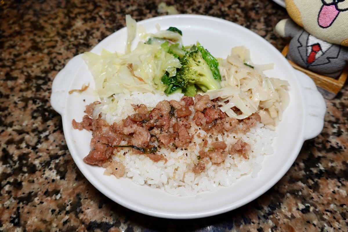 【台北西門站美食】東一排骨台北總店 2026:最貴的排骨飯!70年代夜總會般浮誇裝潢的排骨飯名店,進去以為走錯棚 6700 【台北西門站美食】東一排骨台北總店 2026:最貴的排骨飯!70年代夜總會般浮誇裝潢的排骨飯名店,進去以為走錯棚 6700