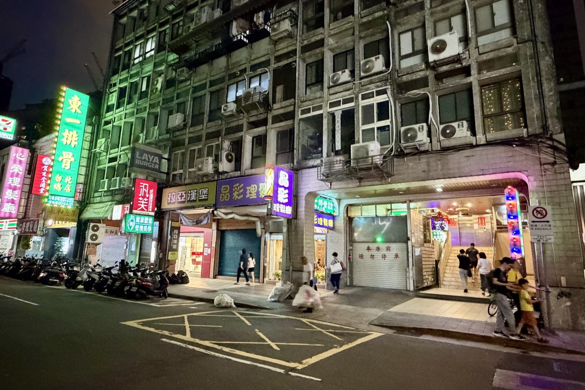 【台北西門站美食】東一排骨台北總店 2026:最貴的排骨飯!70年代夜總會般浮誇裝潢的排骨飯名店,進去以為走錯棚 6700 【台北西門站美食】東一排骨台北總店 2026:最貴的排骨飯!70年代夜總會般浮誇裝潢的排骨飯名店,進去以為走錯棚 6700