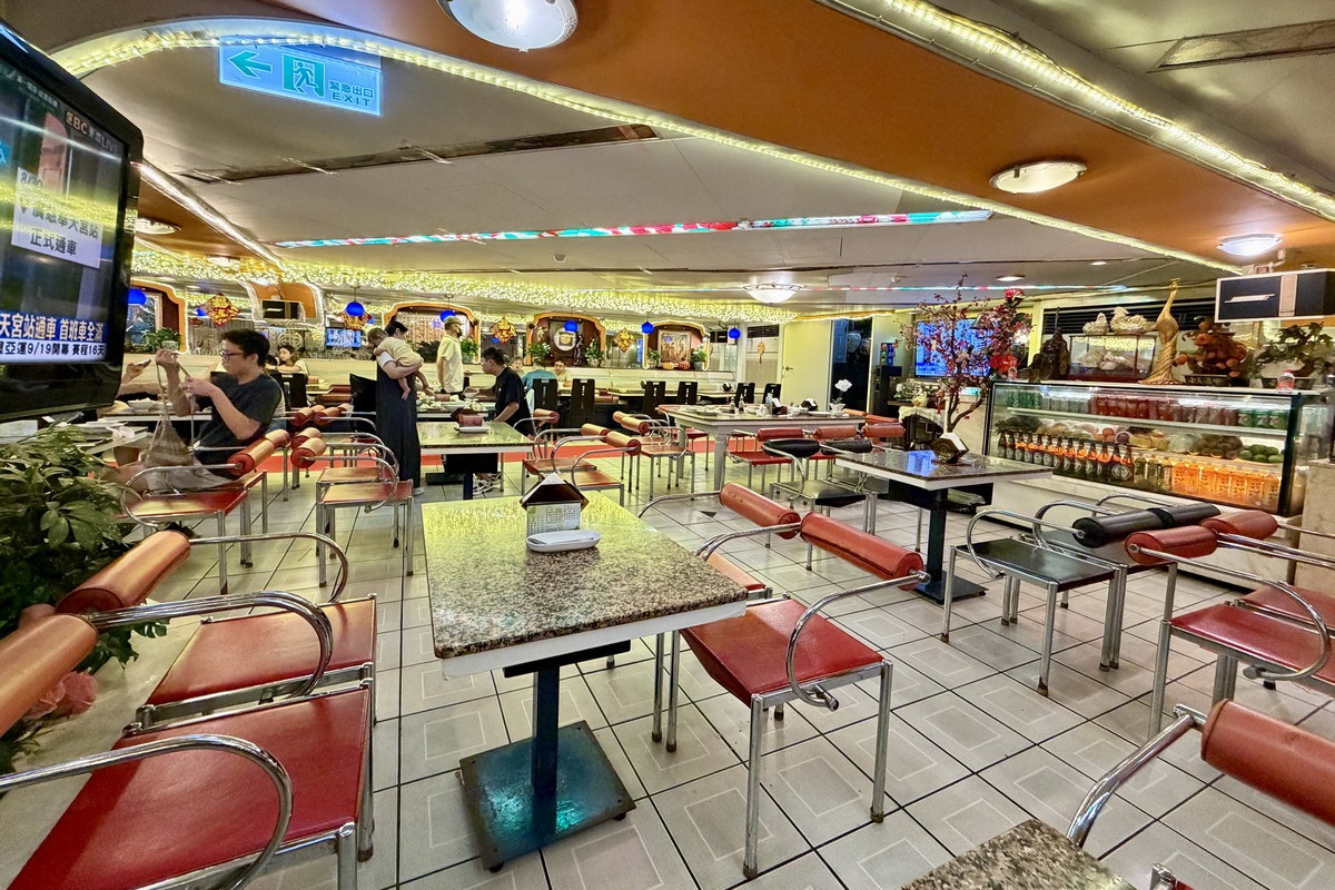 【台北西門站美食】東一排骨台北總店 2026:最貴的排骨飯!70年代夜總會般浮誇裝潢的排骨飯名店,進去以為走錯棚 6700 【台北西門站美食】東一排骨台北總店 2026:最貴的排骨飯!70年代夜總會般浮誇裝潢的排骨飯名店,進去以為走錯棚 6700