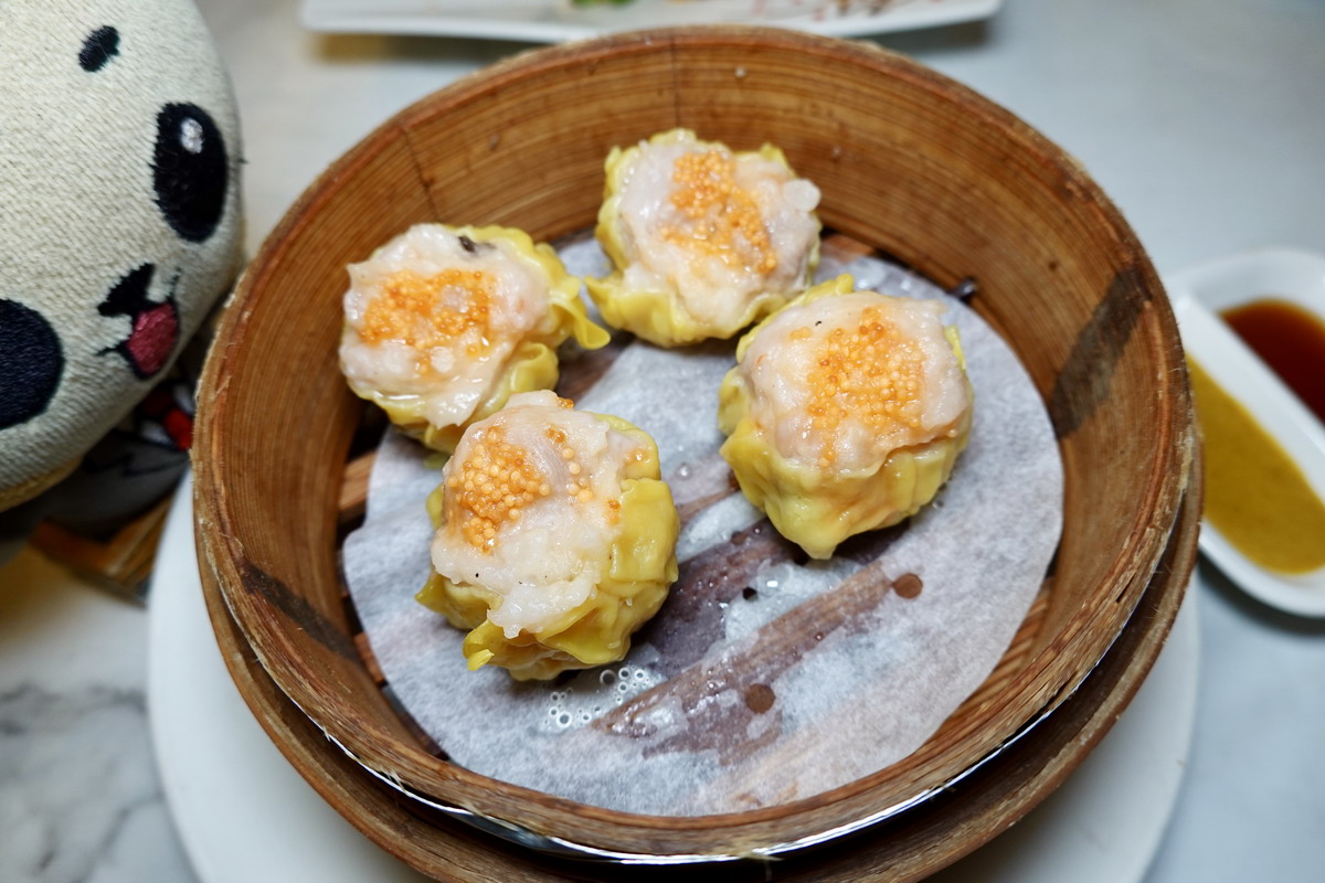 【台北西門站美食】新港茶餐廳 2025：西門町鬧區鬧中取靜的港式飲茶，下午不休息可以坐很久，港點選五樣打八折好划算 6832