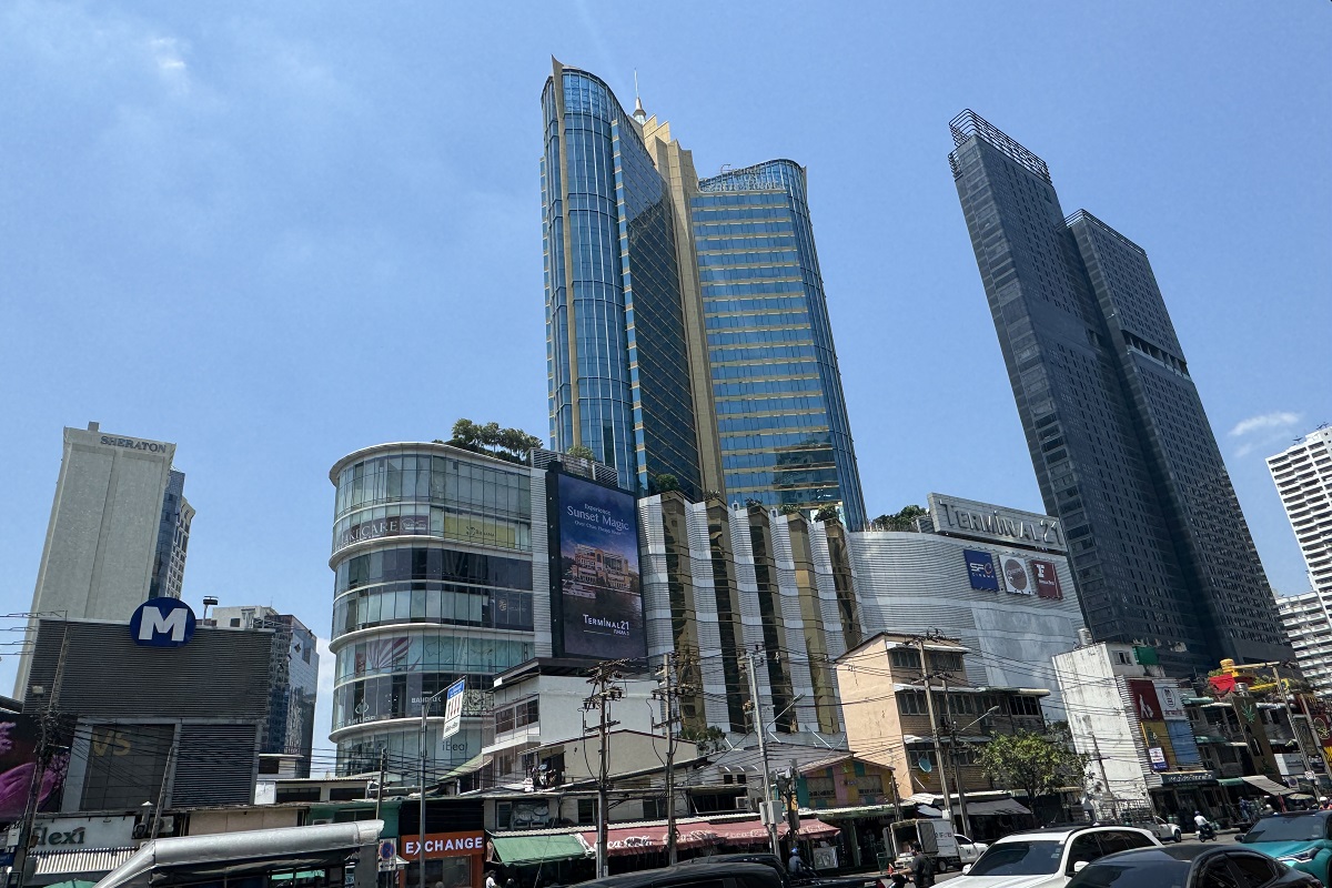 【泰國曼谷美食】上味泰餐廳 Savoey Terminal21 Asok 2025：曼谷必吃泰式美食，地點就在Terminal21百貨公司內，交通超便利，咖哩螃蟹必點，還可以幫客人去殼太感人！6840