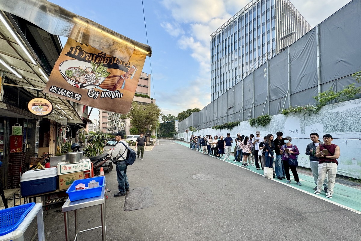 【台北公館站美食】泰好吃泰國船麵 2025：隱藏的很深的泰式船麵小店還是被挖出來，液態豬血湯是特色，用餐時間要排隊等上一小時，還沒營業就有人在排了 6845