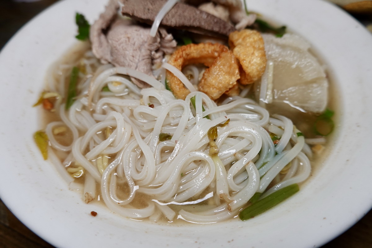 【台北公館站美食】泰好吃泰國船麵 2025：隱藏的很深的泰式船麵小店還是被挖出來，液態豬血湯是特色，用餐時間要排隊等上一小時，還沒營業就有人在排了 6845