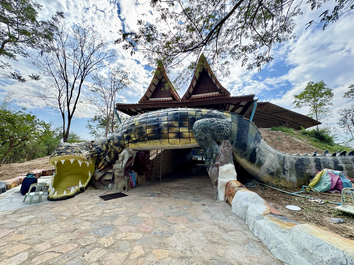 【泰國北碧府旅遊】北碧府野生動物園 2025：與長頸鹿親密合影，遊園車載你去看獅子、老虎、鱷魚、大象，適合親子旅遊 6849