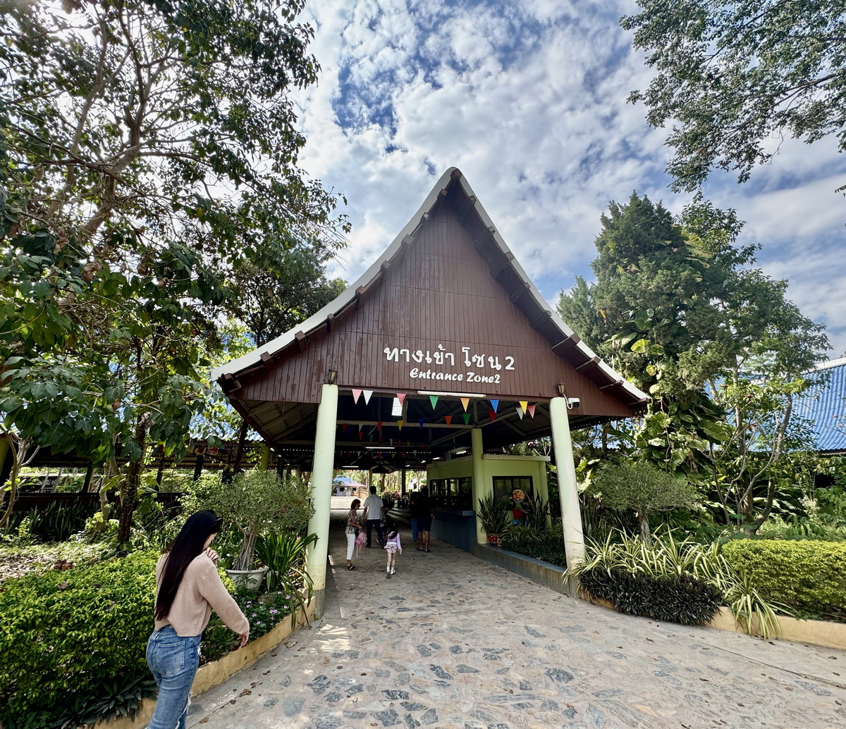 【泰國北碧府旅遊】北碧府野生動物園 2025：與長頸鹿親密合影，遊園車載你去看獅子、老虎、鱷魚、大象，適合親子旅遊 6849