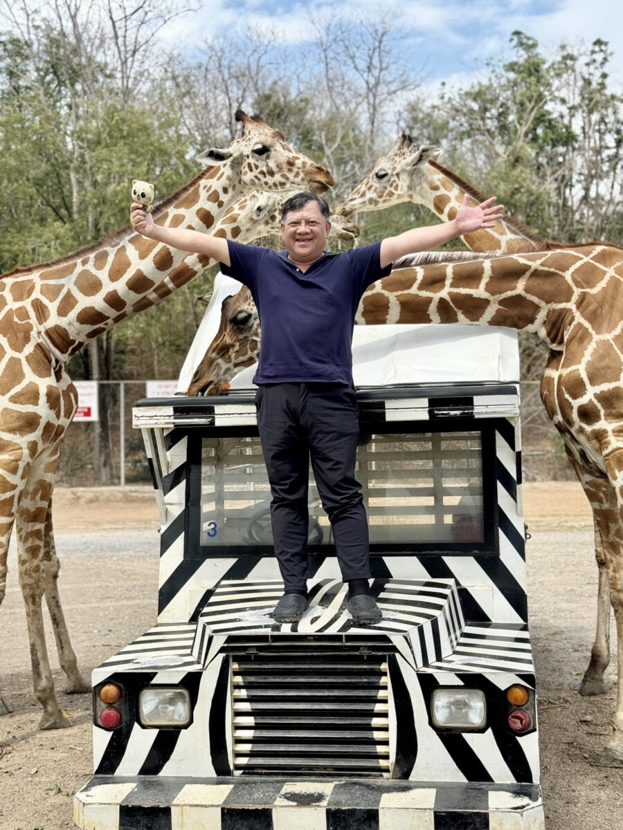 【泰國北碧府旅遊】北碧府野生動物園 2025：與長頸鹿親密合影，遊園車載你去看獅子、老虎、鱷魚、大象，適合親子旅遊 6849