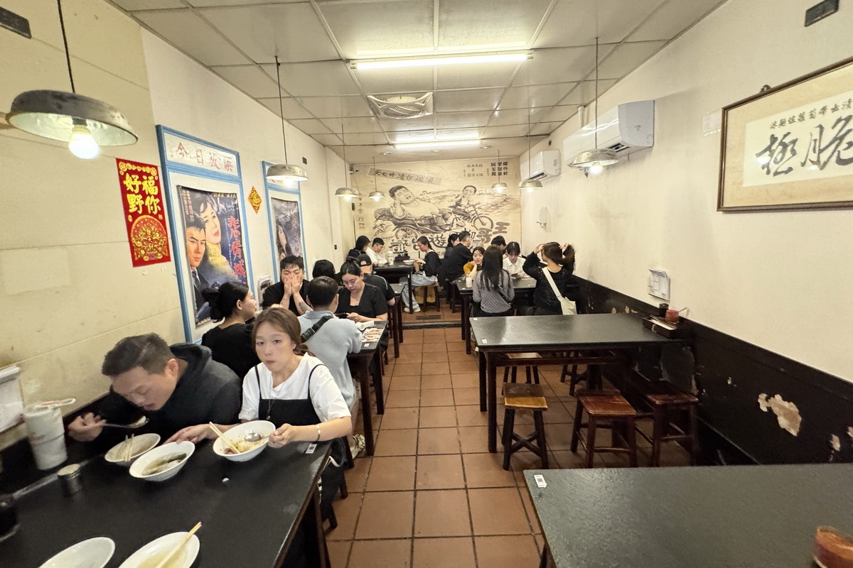 【台北西門站美食】西門麵店 2025：雖然是麵店但招牌是銷魂豬腳飯和半熟蛋包滷肉飯，24小時營業的60年老店，觀光客絡驛不絕，Google評論超過一萬則 6850