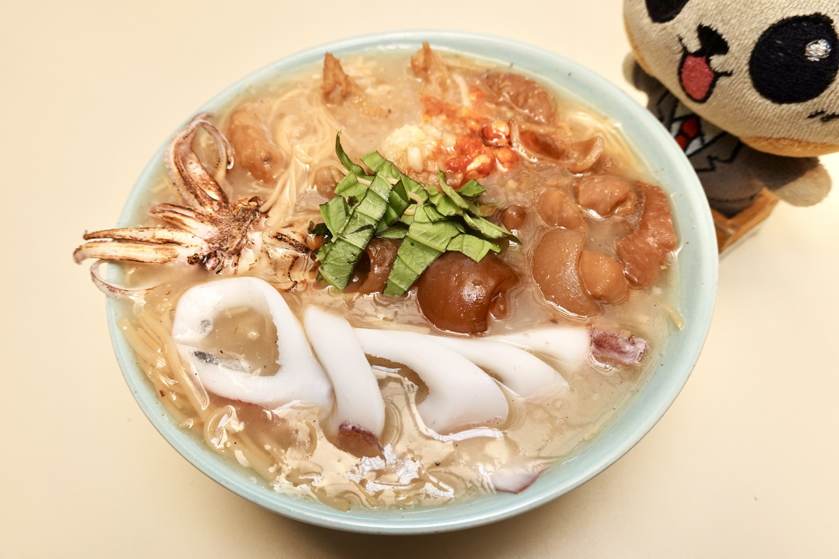 【台北龍山寺站美食】悠鱻麵線 2025：萬華華西街夜市新派麵線，現燙中卷彈嫩帶甜，新鮮好料吃得到，再配一根蒜味香腸最對味 6980