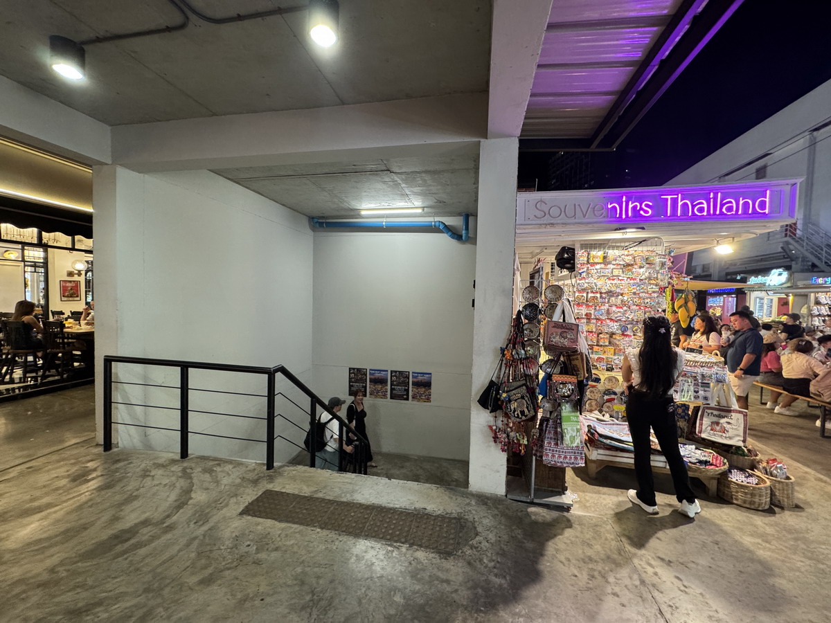 【泰國曼谷旅遊】喬德夜市拉差達 Jodd Fairs Ratchada 2025:曼谷觀光客夜市,鄰近地鐵站交通方便,火山排骨撐大局,水果西施退燒 7012 【泰國曼谷旅遊】喬德夜市拉差達 Jodd Fairs Ratchada 2025:曼谷觀光客夜市,鄰近地鐵站交通方便,火山排骨撐大局,水果西施退燒 7012