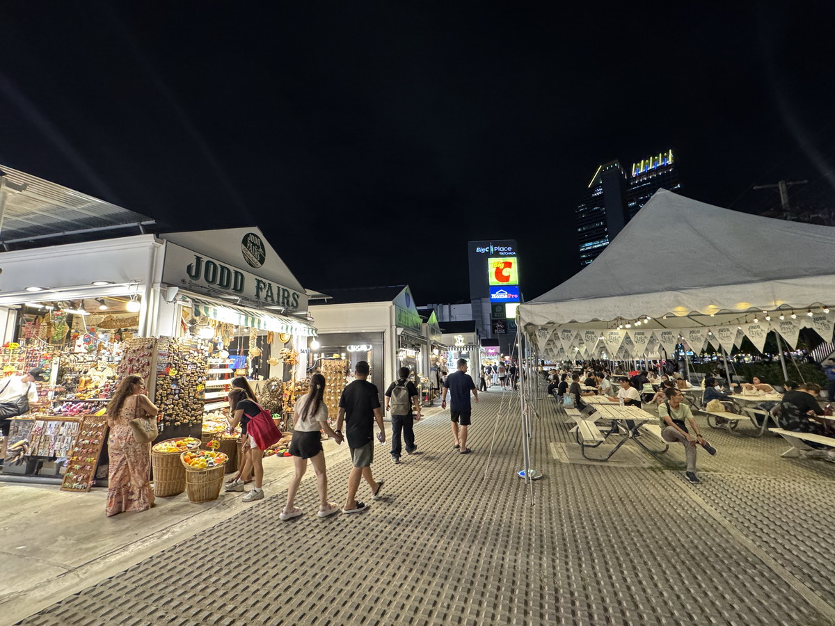 【泰國曼谷旅遊】喬德夜市拉差達 Jodd Fairs Ratchada 2025:曼谷觀光客夜市,鄰近地鐵站交通方便,火山排骨撐大局,水果西施退燒 7012 【泰國曼谷旅遊】喬德夜市拉差達 Jodd Fairs Ratchada 2025:曼谷觀光客夜市,鄰近地鐵站交通方便,火山排骨撐大局,水果西施退燒 7012