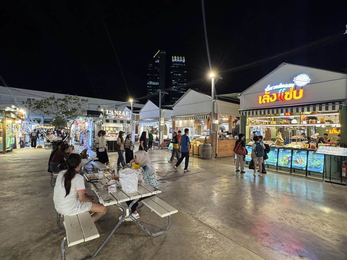 【泰國曼谷旅遊】喬德夜市拉差達 Jodd Fairs Ratchada 2025：曼谷觀光客夜市，鄰近地鐵站交通方便，火山排骨撐大局，水果西施退燒 7010