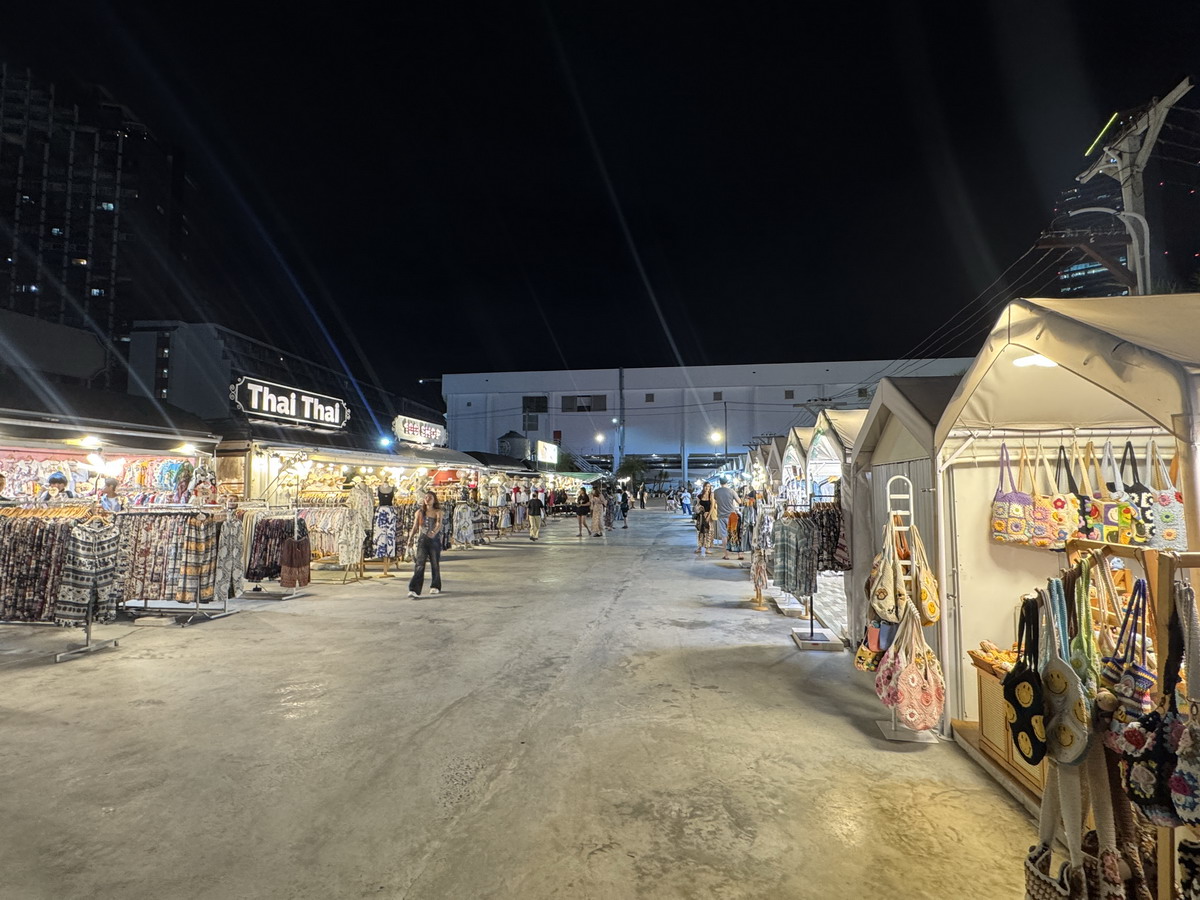 【泰國曼谷旅遊】喬德夜市拉差達 Jodd Fairs Ratchada 2025：曼谷觀光客夜市，鄰近地鐵站交通方便，火山排骨撐大局，水果西施退燒 7010