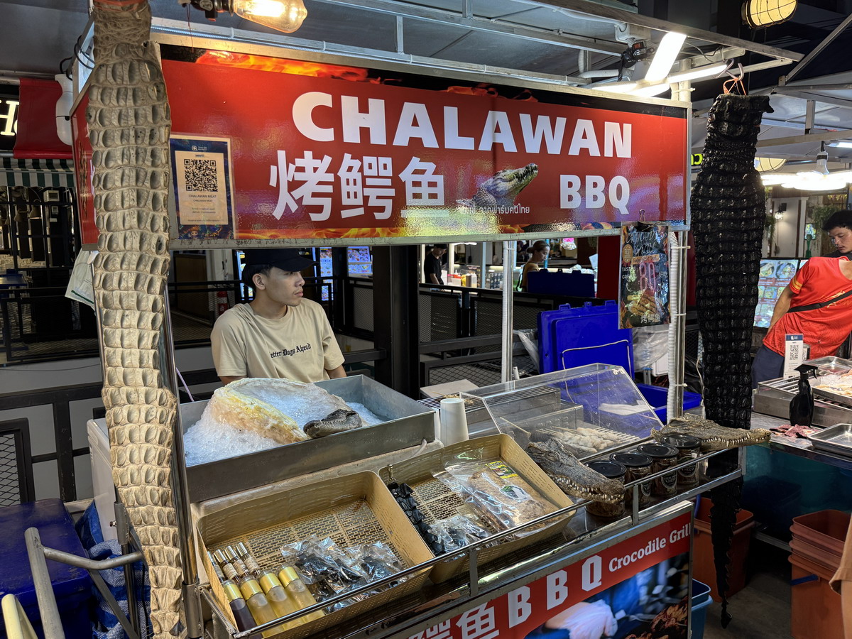 【泰國曼谷旅遊】喬德夜市拉差達 Jodd Fairs Ratchada 2025:曼谷觀光客夜市,鄰近地鐵站交通方便,火山排骨撐大局,水果西施退燒 7012 【泰國曼谷旅遊】喬德夜市拉差達 Jodd Fairs Ratchada 2025:曼谷觀光客夜市,鄰近地鐵站交通方便,火山排骨撐大局,水果西施退燒 7012