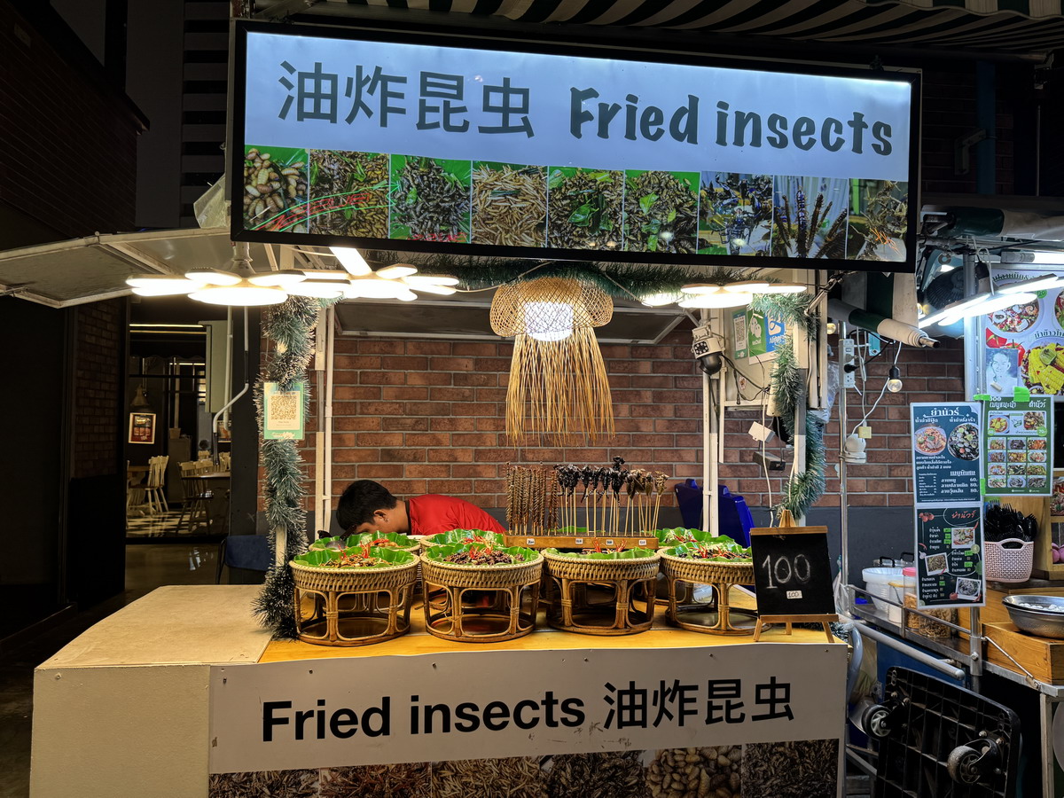 【泰國曼谷旅遊】喬德夜市拉差達 Jodd Fairs Ratchada 2025:曼谷觀光客夜市,鄰近地鐵站交通方便,火山排骨撐大局,水果西施退燒 7012 【泰國曼谷旅遊】喬德夜市拉差達 Jodd Fairs Ratchada 2025:曼谷觀光客夜市,鄰近地鐵站交通方便,火山排骨撐大局,水果西施退燒 7012