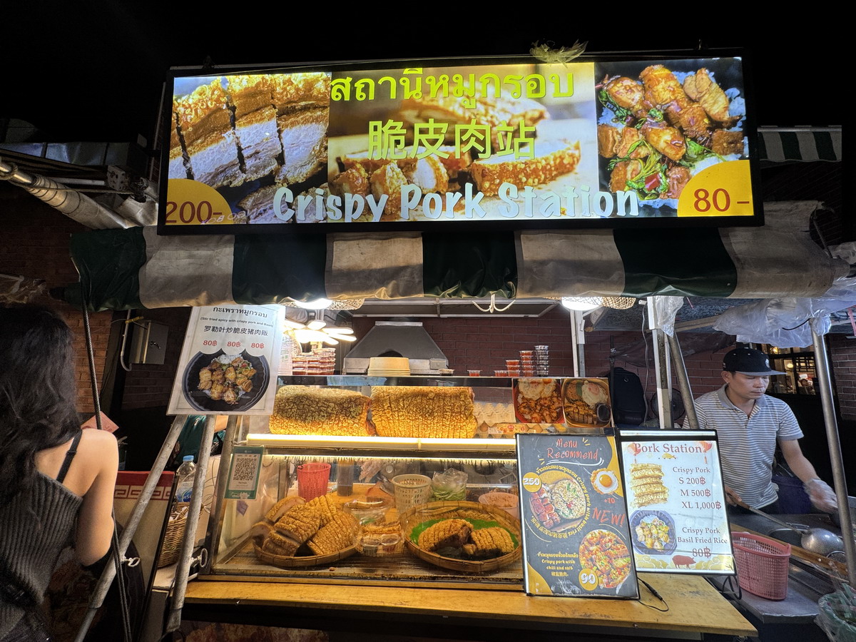 【泰國曼谷旅遊】喬德夜市拉差達 Jodd Fairs Ratchada 2025:曼谷觀光客夜市,鄰近地鐵站交通方便,火山排骨撐大局,水果西施退燒 7012 【泰國曼谷旅遊】喬德夜市拉差達 Jodd Fairs Ratchada 2025:曼谷觀光客夜市,鄰近地鐵站交通方便,火山排骨撐大局,水果西施退燒 7012