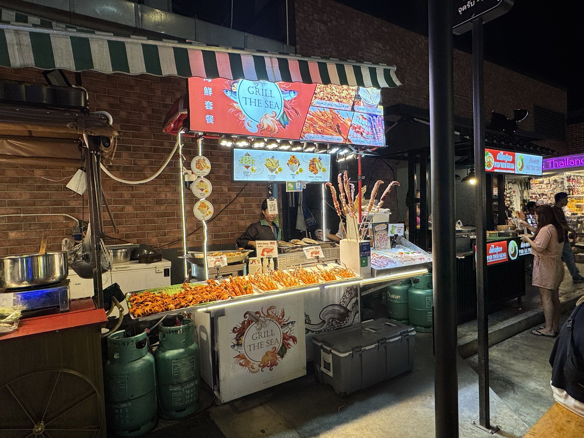 【泰國曼谷旅遊】喬德夜市拉差達 Jodd Fairs Ratchada 2025：曼谷觀光客夜市，鄰近地鐵站交通方便，火山排骨撐大局，水果西施退燒 7010