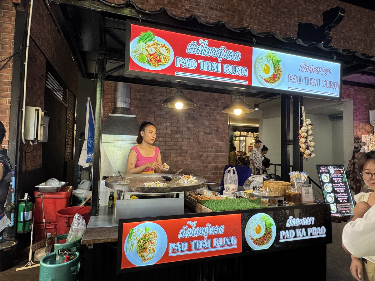 【泰國曼谷旅遊】喬德夜市拉差達 Jodd Fairs Ratchada 2025:曼谷觀光客夜市,鄰近地鐵站交通方便,火山排骨撐大局,水果西施退燒 7012 【泰國曼谷旅遊】喬德夜市拉差達 Jodd Fairs Ratchada 2025:曼谷觀光客夜市,鄰近地鐵站交通方便,火山排骨撐大局,水果西施退燒 7012