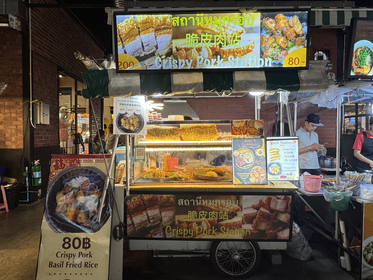 【泰國曼谷旅遊】喬德夜市拉差達 Jodd Fairs Ratchada 2025：曼谷觀光客夜市，鄰近地鐵站交通方便，火山排骨撐大局，水果西施退燒 7010