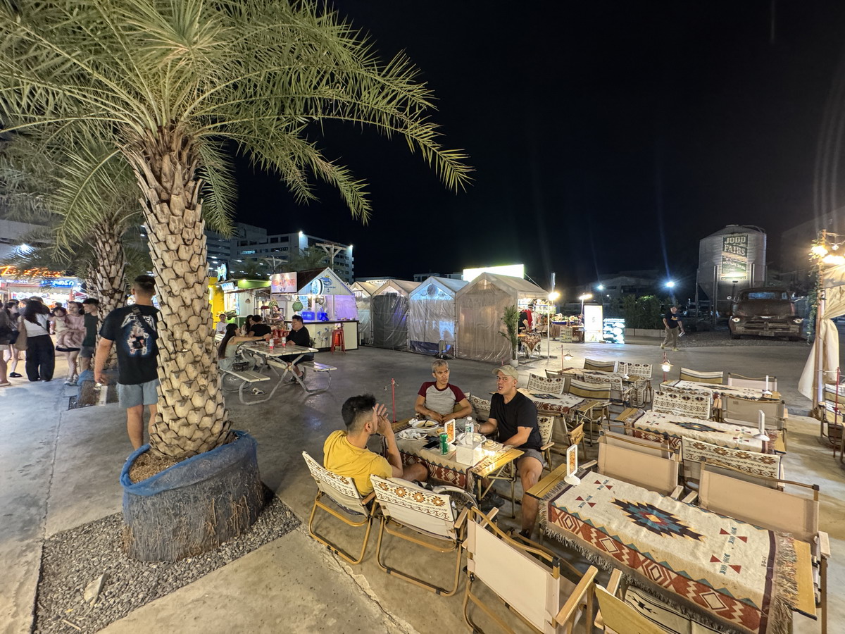 【泰國曼谷旅遊】喬德夜市拉差達 Jodd Fairs Ratchada 2025：曼谷觀光客夜市，鄰近地鐵站交通方便，火山排骨撐大局，水果西施退燒 7012