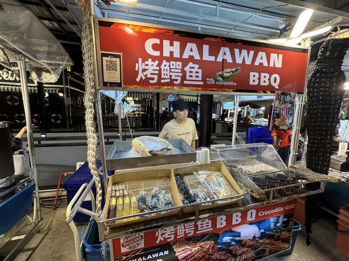 【泰國曼谷旅遊】喬德夜市拉差達 Jodd Fairs Ratchada 2025：曼谷觀光客夜市，鄰近地鐵站交通方便，火山排骨撐大局，水果西施退燒 7010