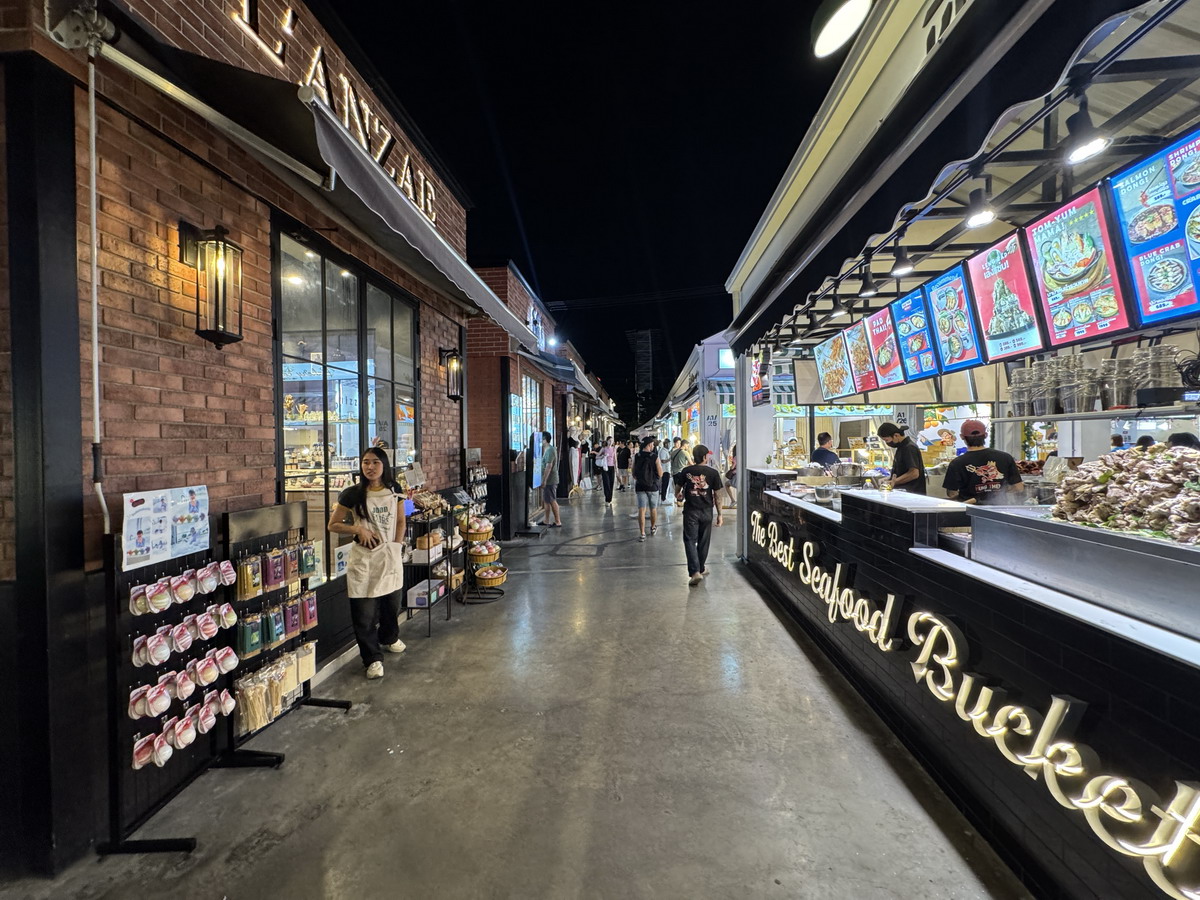 【泰國曼谷旅遊】喬德夜市拉差達 Jodd Fairs Ratchada 2025：曼谷觀光客夜市，鄰近地鐵站交通方便，火山排骨撐大局，水果西施退燒 7012