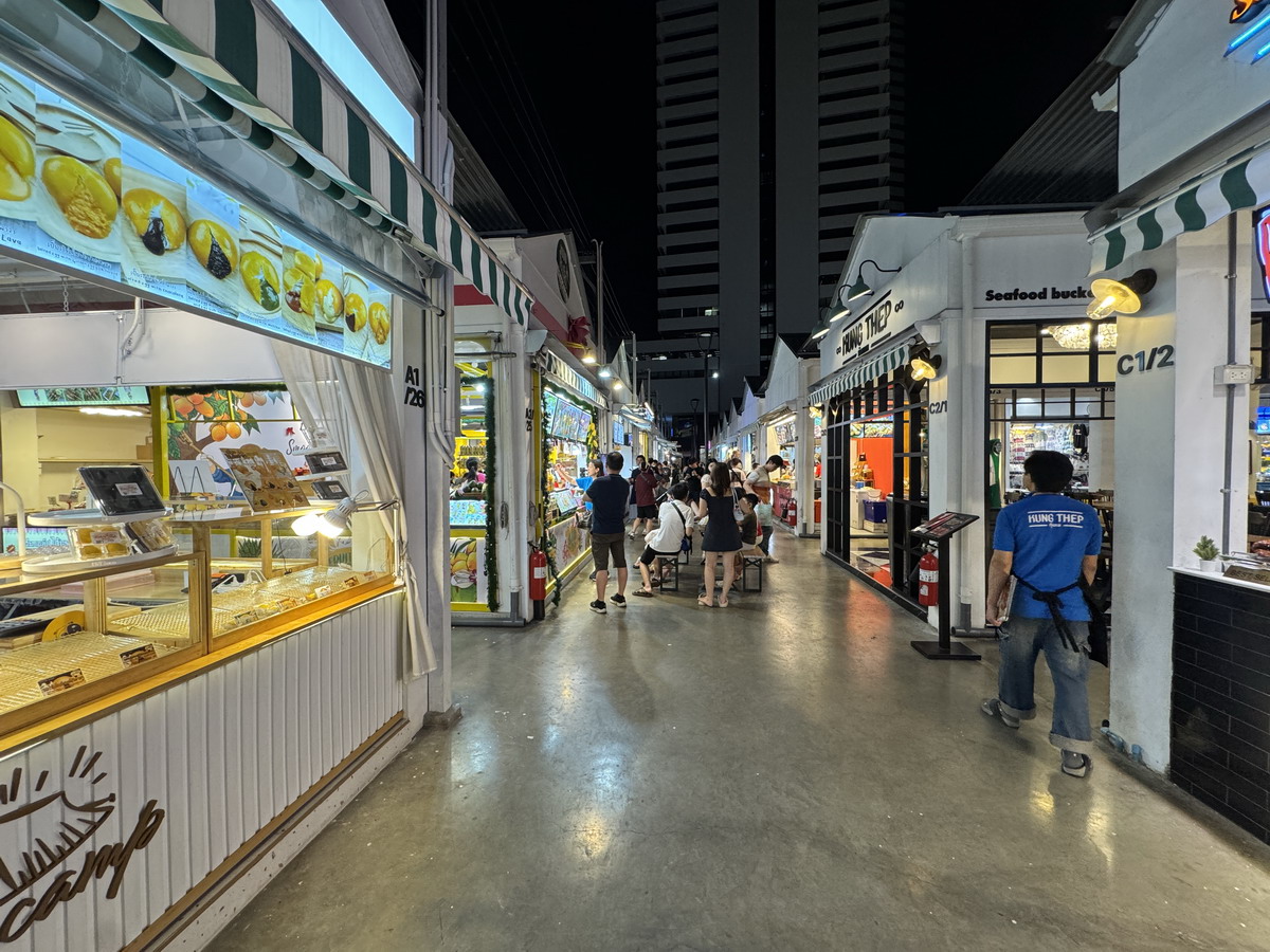 【泰國曼谷旅遊】喬德夜市拉差達 Jodd Fairs Ratchada 2025：曼谷觀光客夜市，鄰近地鐵站交通方便，火山排骨撐大局，水果西施退燒 7010