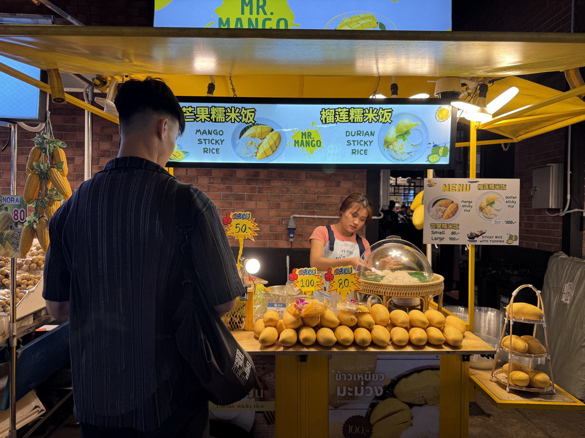 【泰國曼谷旅遊】喬德夜市拉差達 Jodd Fairs Ratchada 2025：曼谷觀光客夜市，鄰近地鐵站交通方便，火山排骨撐大局，水果西施退燒 7010