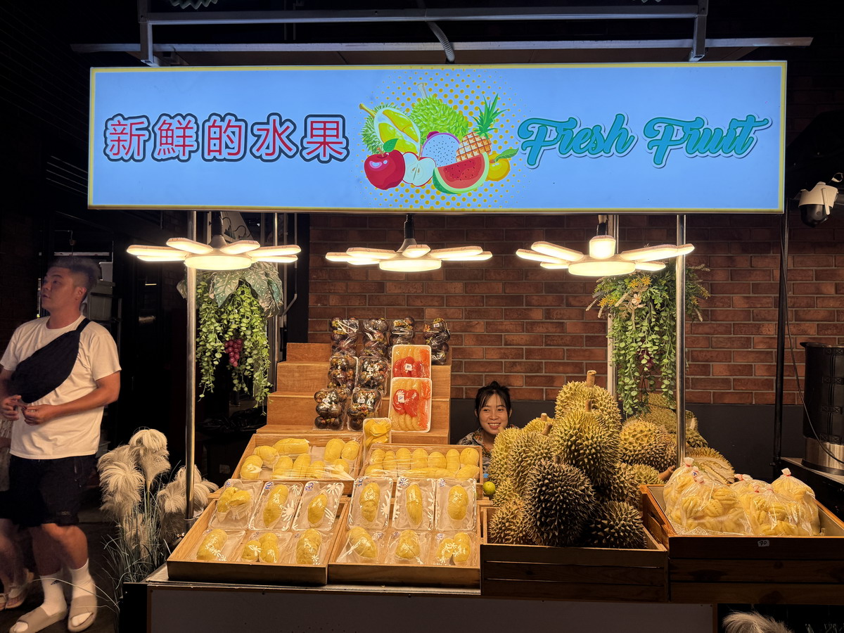 【泰國曼谷旅遊】喬德夜市拉差達 Jodd Fairs Ratchada 2025：曼谷觀光客夜市，鄰近地鐵站交通方便，火山排骨撐大局，水果西施退燒 7012